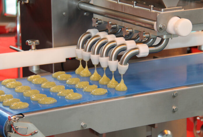 Eine Maschine stellt Süßwaren her.