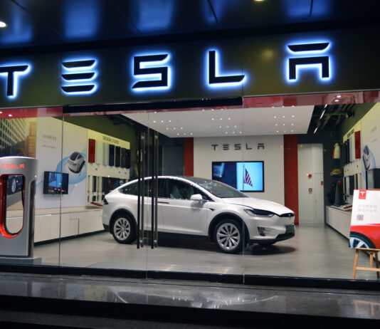 Tesla im Showroom