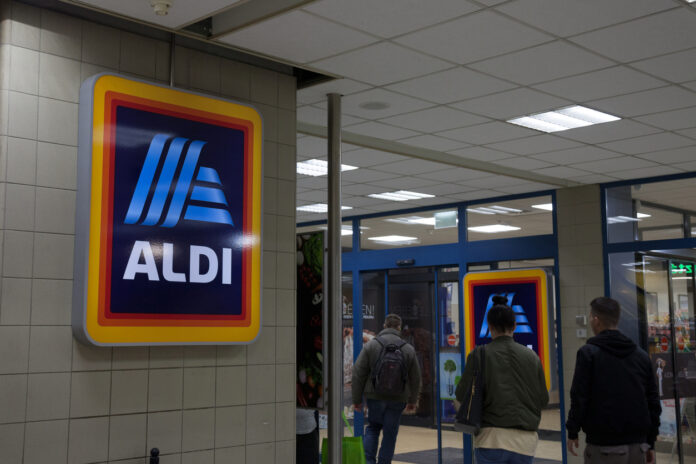 Kunden bei Aldi am Eingang.