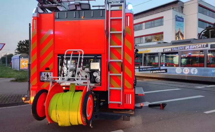 Feuerwehrauto an Gleisen nach Bahnunfall