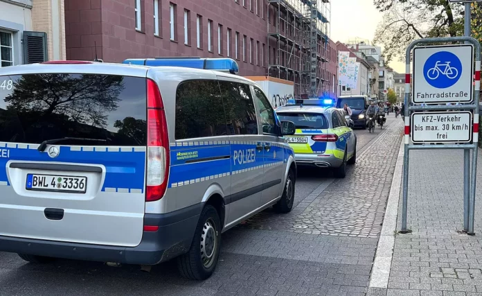 Es wurde ein Großeinsatz in Karlsruhe ausgelöst. Mehrere Polizeiautos sind beteiligt, ebenso wie Polizisten, die die Verfolgung der Täter aufgenommen haben.
