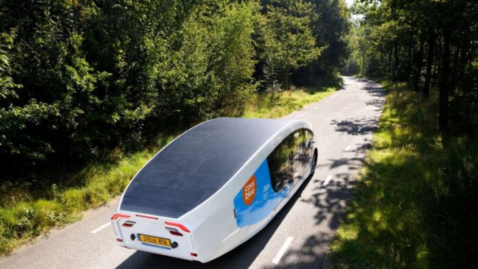 Ein solarbetriebenes Wohnmobil auf der Straße