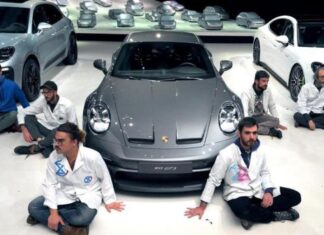 Klima-Aktivisten kleben sich bei Porsche fest