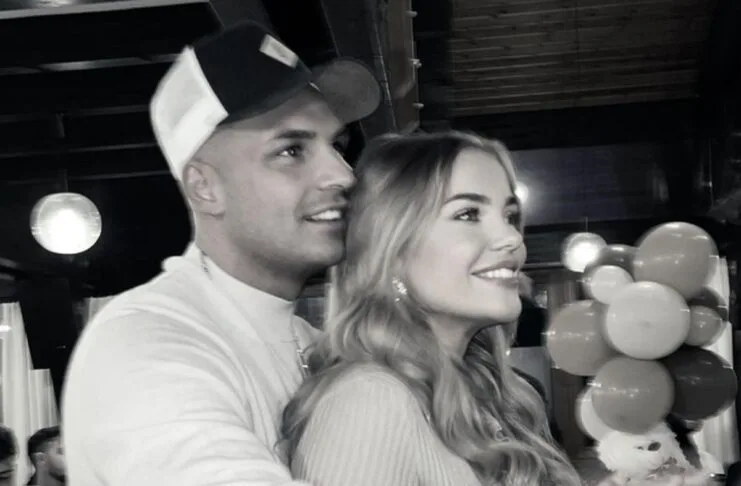 pietro lombardi freundin pärchen verlobte laura maria rypa mutter eltern vater Pietro Lombardi gemeinsam mit seiner Verlobten Laura Maria Rypa Arm in Arm auf einer Veranstaltung. Beide strahlen glücklich und blicken gemeinsam nach vorne und in die gleiche Richtung.