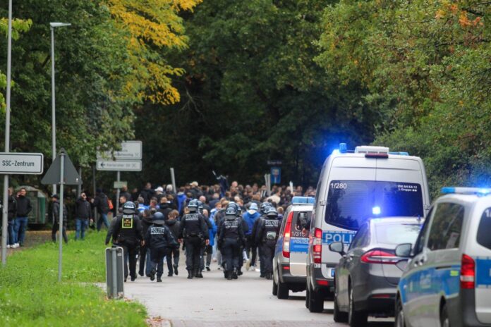 Abgesperrte Straße mit Blaulicht