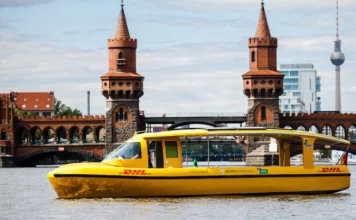 Ein Solarschiff der Deutschen Post in Berlin