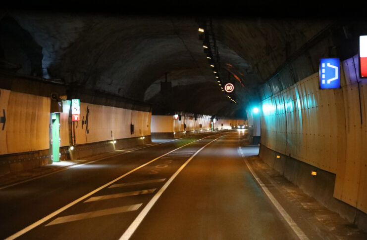 Neuer Autotunnel mit Schildern