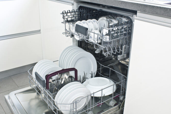 Geöffnete Spülmaschine nach dem Spülgang mit sauberem Geschirr