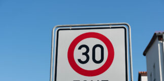 Ein Schild kennzeichnet eine 30er Zone.