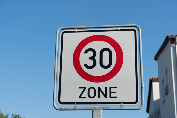 Ein Schild kennzeichnet eine 30er Zone.
