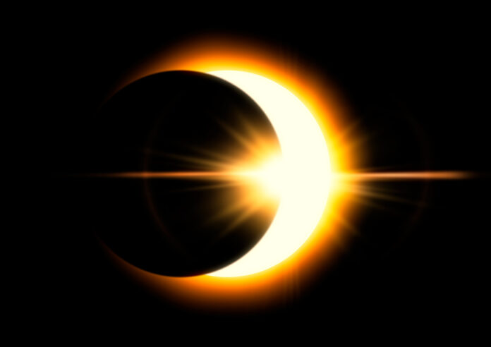 Die Aufnahme eines Mondes, der sich vor die leuchtende Sonne schiebt. Ein Stück der Sonne ist noch zuerkennen und es scheint ein wenig Licht durch die Dunkelheit. Es handelt sich dabei um eine partielle Mondfinsternis.