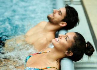 Ein junges Paar entspannt im Thermalbad