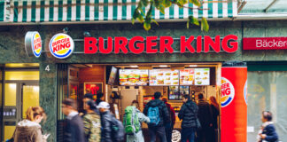 Eine Burger King Filiale mit Kunden.