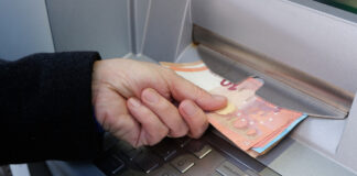 Bargeldeld abheben am Bankautomaten