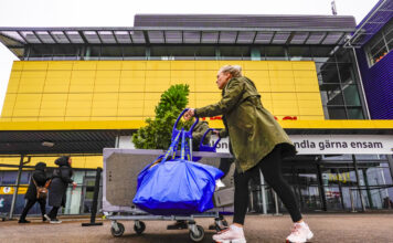 Frau mit Einkauf bei Ikea