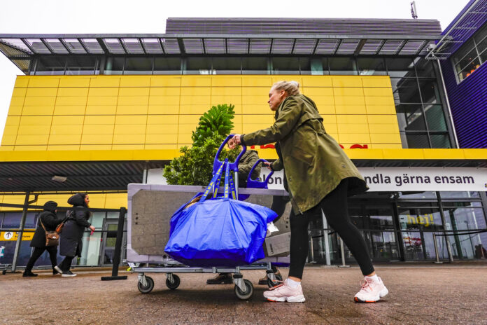 Frau mit Einkauf bei Ikea