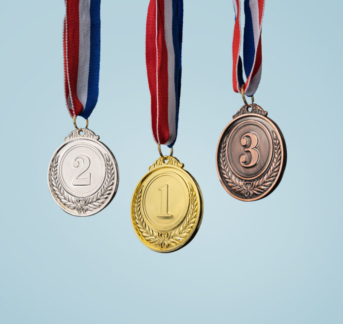 Drei Medaillen in Gold Silber und Bronze.