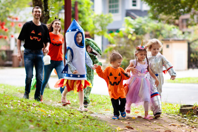 Familie in Halloween-Kostümen.
