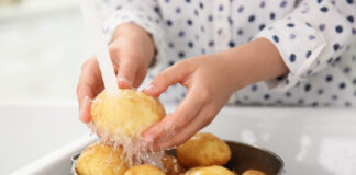 Kartoffeln im Topf werden gewaschen.