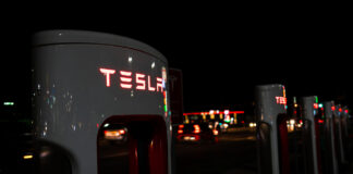 Tesla Ladestation bei Nacht.