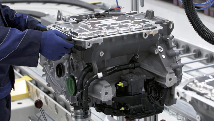 Automotor wird ausgebaut in Fabrik