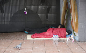Obdachlose mit Schlafsack