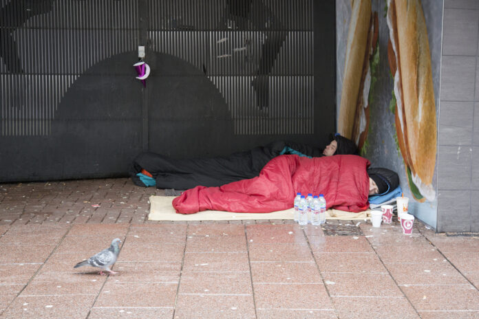 Obdachlose mit Schlafsack