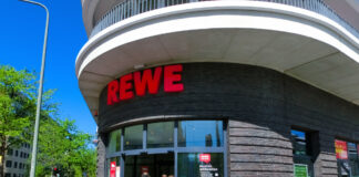 Rewe Supermarkt Eingang mit Kunden
