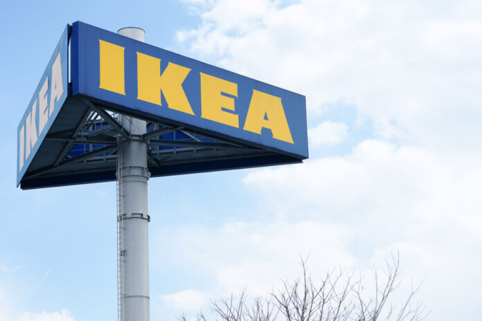 Ein Hinweisschild von Ikea.