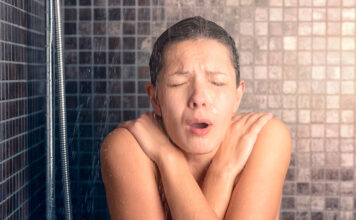 Frau beim kalt duschen.