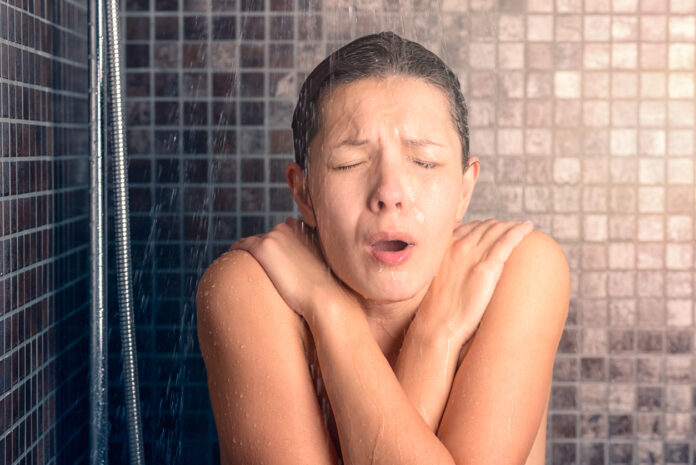 Frau beim kalt duschen.