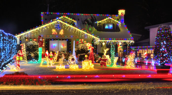 Weihnachtshaus mit viel Beleuchtung