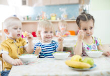 Kinder essen in der Kita.