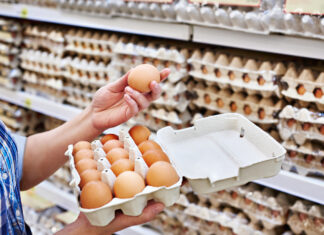 Eierkarton im Supermarkt öffnen