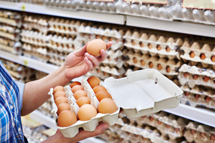 Eierkarton im Supermarkt öffnen