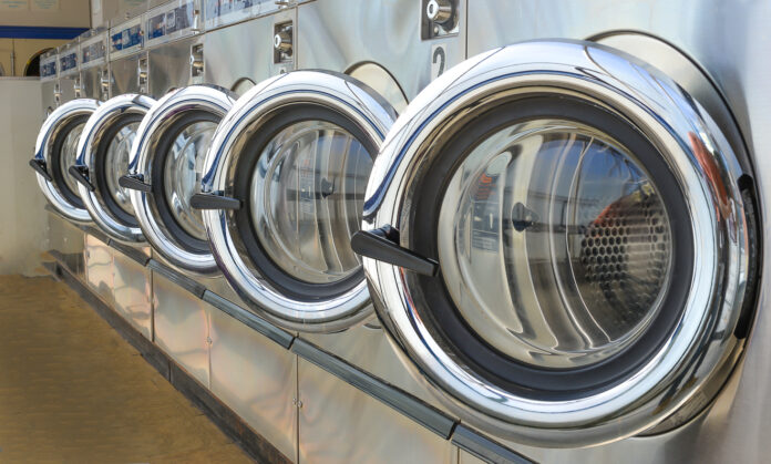 Ein Waschsalon mit Waschmaschinen.