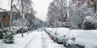 Schnee sorgt für bedeckte Autos
