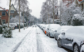 Schnee sorgt für bedeckte Autos