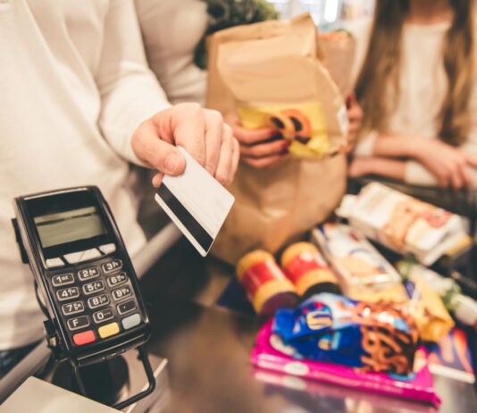 Bezahlung mit der EC-Karte an Supermarktkasse