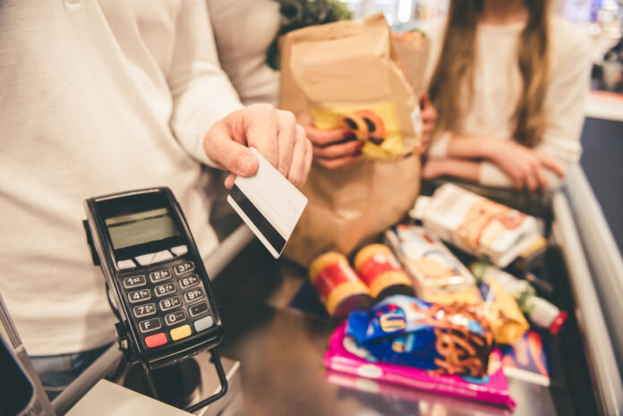Bezahlung mit der EC-Karte an Supermarktkasse