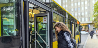 Eine junge Frau steigt in den Bus