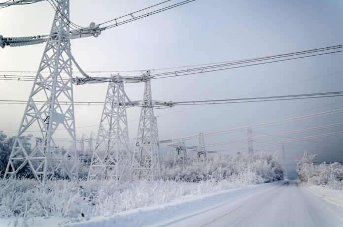Stromleitungen mit Schnee