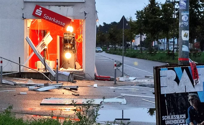 Explosion in Bankfiliale bei Automaten