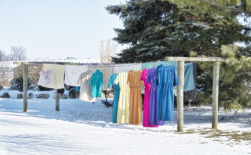 Wäsche auf der Wäscheleine im Winter.