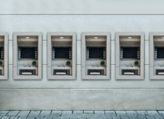 Mehrere Bankautomaten in einer Reihe.