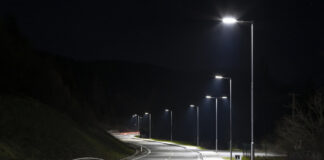 LED-Straßenbeleuchtung in der Nacht.
