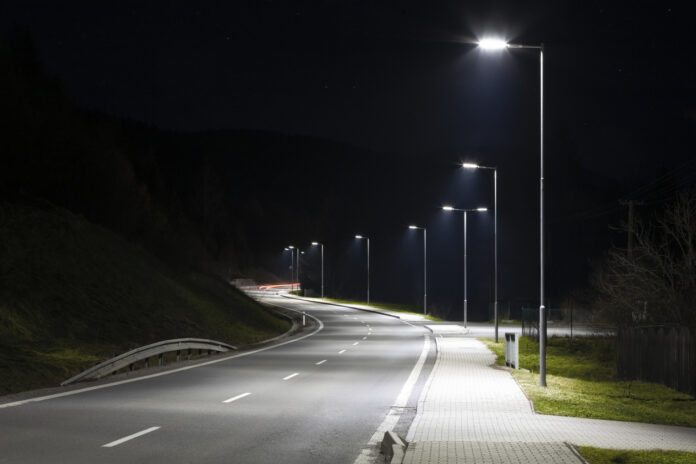 LED-Straßenbeleuchtung in der Nacht.