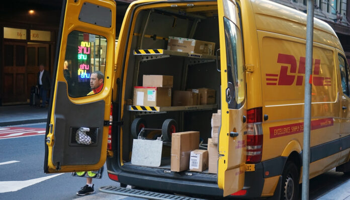 DHL Fahrzeug mit Paketen.