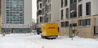 Fahrzeug der Deutschen Post im Schnee.
