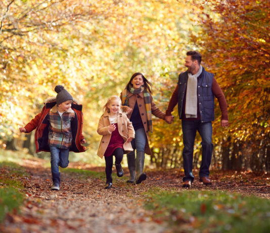 Familie beim Herbst im Wald